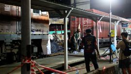 Tragedia en Tailandia: un tren chocó a un autobús y hay 8 muertos