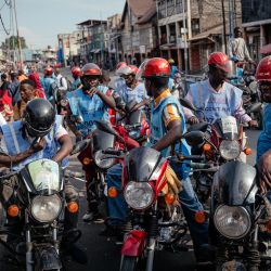 Conductores de mototaxis se congregan mientras esperan pasajeros en el mercado de Birere, cerca de la Petite Barriere en Goma. Se ha reportado el primer caso de infección por el virus del Ébola en Goma, una importante ciudad del este de la República Democrática del Congo, controlada por el grupo armado M23. La OMS declaró una alerta sanitaria internacional. Según cifras publicadas por la agencia de salud de la Unión Africana (Africa CDC), se han registrado 88 muertes probablemente causadas por el virus, de un total de 336 casos sospechosos. | Foto:Jospin Mwisha / AFP