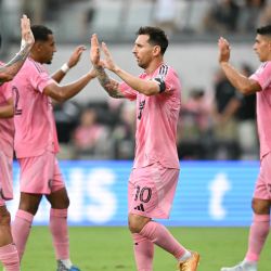 El delantero argentino Lionel Messi, número 10 del Inter Miami, celebra con sus compañeros tras marcar un gol durante un partido de la temporada regular de la Major League Soccer (MLS) entre el Inter Miami CF y el Portland Timbers en el Nu Stadium de Miami, Florida. | Foto:Chandan Khanna / AFP
