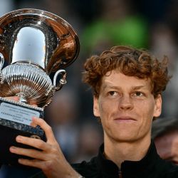 El italiano Jannik Sinner sostiene el trofeo tras ganar la final masculina del torneo de tenis ATP Rome Open contra el noruego Casper Ruud en el Foro Itálico de Roma. | Foto:Filippo Monteforte / AFP