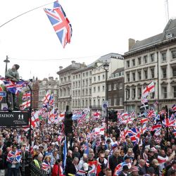 En Whitehall, simpatizantes del activista británico de extrema derecha Tommy Robinson, cuyo nombre real es Stephen Yaxley-Lennon, participan en una marcha organizada por Unite The Kingdom en el centro de Londres. | Foto:Toby Shepheard / AFP
