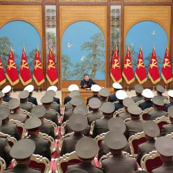 Esta fotografía, tomada y difundida por la Agencia Central de Noticias de Corea del Norte (KCNA), muestra al líder norcoreano Kim Jong Un (arriba, en el centro) hablando sobre temas militares clave durante una reunión de comandantes de las divisiones y brigadas de todo el ejército en la sede del Comité Central del Partido en Pyongyang. | Foto:KCNA VÍA KNS / AFP