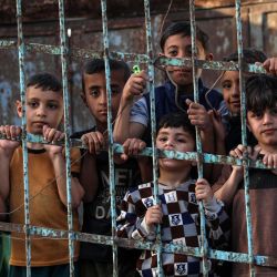 Imagen de niños palestinos desplazados en el campamento de refugiados de Al-Shati, en el oeste de la Ciudad de Gaza. | Foto:Xinhua/Rizek Abdeljawad