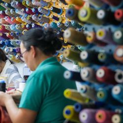 Imagen de trabajadoras creando muestras de vestimentas en un taller del Parque Industrial Creativo de Moda Chenfeng, en la ciudad de Kunshan, en la provincia de Jiangsu, en el este de China. Con el respaldo de importantes empresas textiles y de confección del país, Kunshan ha inaugurado el Parque Industrial Creativo de Moda Chenfeng, que actualmente alberga a casi 150 empresas del sector de la moda. Más de 30 marcas emergentes han sido incubadas allí. | Foto:Xinhua/Li Bo