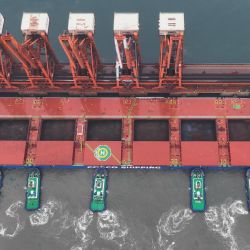 Imagen tomada con un dron del buque "Yuan Jian Hai", asistido por remolcadores, atracado en la terminal de mineral del Area Portuaria de Caofeidian, en el Puerto de Tangshan, en la provincia de Hebei, en el norte de China. El buque "Yuan Jian Hai" completamente cargado con 400.000 toneladas de mineral de hierro brasileño, atravesó con éxito una ruta de aguas profundas oficialmente reconocida por la Administración de Seguridad Marítima de China a principios de este año y atracó sin contratiempos en la terminal de mineral del área portuaria de Caofeidian, en el puerto de Tangshan. | Foto:Xinhua/Yang Shiyao