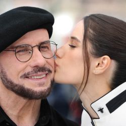 La actriz estadounidense Ella Bleu Travolta besa en la mejilla a su padre, el director, guionista y escritor estadounidense John Travolta, durante una sesión fotográfica de la película "Vol de nuit pour Los Angeles" en la 79ª edición del Festival de Cine de Cannes, en Cannes, al sur de Francia. | Foto:SAMEER Al-DOUMY / AFP