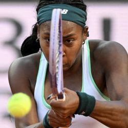 La estadounidense Coco Gauff regresa a la ucraniana Elina Svitolina durante la final del torneo de tenis WTA Open de Roma en el Foro Italico de Roma. | Foto:Tiziana Fabi / AFP