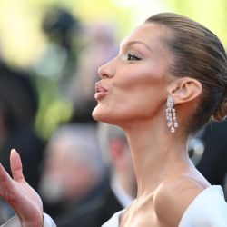 La modelo estadounidense Bella Hadid llega a la proyección de la película "Garance" en la 79ª edición del Festival de Cine de Cannes, en Cannes, al sur de Francia. | Foto:OLIVIER CHASSIGNOLE / AFP