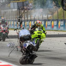 La motocicleta de Alex Márquez, piloto del Team Gresini Racing MotoGP, se vuelca y se desintegra frente a Fabio Di Giannantonio, del Team Pertamina Enduro VR46 Racing Team, tras el accidente de Márquez durante el Gran Premio de Cataluña de MotoGP de 2026 en el circuito de Montmeló, cerca de Barcelona. | Foto:DANIEL BALLARIN / AFP