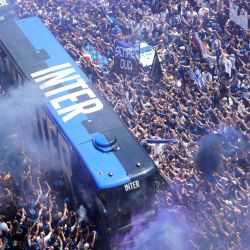 Los hinchas del Inter de Milán celebran la llegada del micro que transporta a los jugadores antes del partido de la Serie A italiana entre el Inter de Milán y el Hellas Verona en el estadio San Siro de Milán. | Foto:Luca Bruno / POOL / AFP