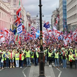 Simpatizantes del activista británico de extrema derecha Tommy Robinson, cuyo nombre real es Stephen Yaxley-Lennon, participan en una marcha organizada por Unite The Kingdom en el centro de Londres. | Foto:Toby Shepheard / AFP