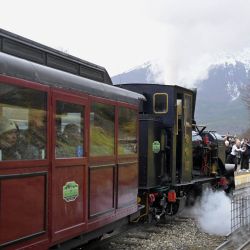 Turistas viajan en el Tren del Fin del Mundo, originalmente construido como línea de carga para servir a la prisión de Ushuaia, principalmente para transportar madera, con destino al Parque Nacional Tierra del Fuego en Ushuaia, Argentina. Ushuaia es la capital de la provincia argentina de Tierra del Fuego. Se ubica en la costa sur de la isla de Tierra del Fuego, rodeada de montañas y con vistas al Canal Beagle, a unos 3040 kilómetros de Buenos Aires. | Foto:JUAN MABROMATA / AFP