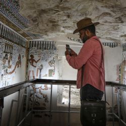 Un hombre visita la tumba perteneciente a un individuo llamado Amenhotep, también conocido como "Rabuia", ubicada en la ribera occidental de la Gobernación de Luxor, Egipto. El Ministerio de Turismo y Antigüedades de Egipto anunció nuevos importantes hallazgos arqueológicos realizados por una misión egipcia en la necrópolis de Draa Abul Naga, situada en la ribera occidental de Luxor, en el Alto Egipto. | Foto:Xinhua/Ahmed Gomaa