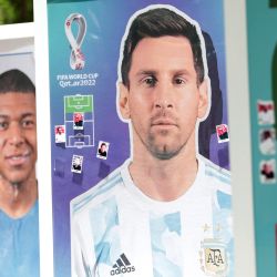Una mujer observa una estampa monumental, en la Ciudad de México, capital de México. Una exposición de 15 estampas monumentales, de hasta 2,5 metros de altura, dedicadas a figuras históricas y contemporáneas del fútbol internacional, despierta el entusiasmo de los aficionados en la capital mexicana rumbo al Mundial 2026, torneo que tendrá a México como una de sus sedes. | Foto:Xinhua/Francisco Cañedo