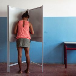 Una votante marca su boleta en un colegio electoral de Mindelo. Los caboverdianos comenzaron a elegir a sus parlamentarios en unas elecciones legislativas de resultado incierto en las que se enfrentarán cinco partidos, incluido el del primer ministro saliente, Ulisses Correia e Silva, que se presenta a un tercer mandato. En Cabo Verde, el sistema político es parlamentario. El partido que obtiene la mayoría de los votos en las elecciones legislativas elige al jefe de gobierno, quien domina el poder ejecutivo, mientras que el presidente (Jorge Maria Neves) actúa como árbitro. | Foto:Queila Fernandes / AFP