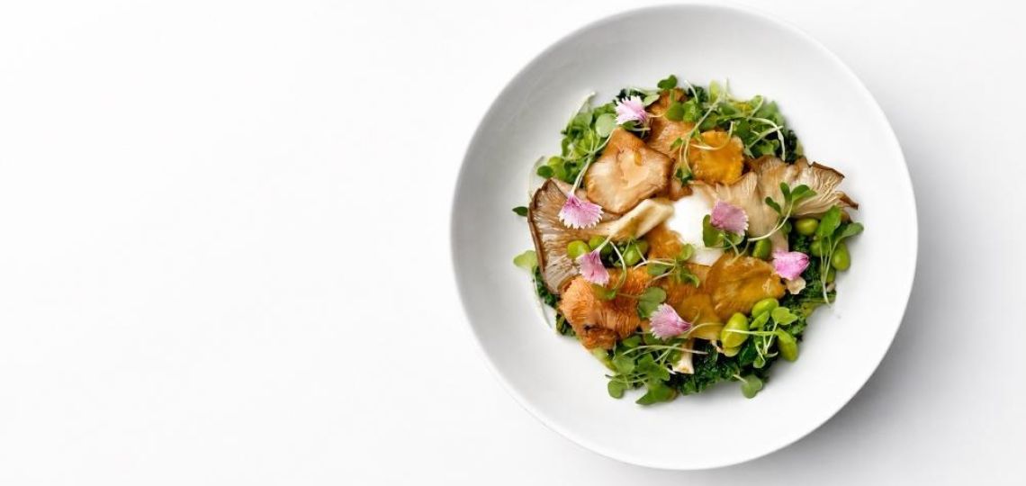 La receta otoñal con hongos, espinaca y huevo poché ideal para días fríos