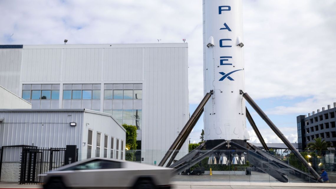 El banco que quedó afuera de la OPI de SpaceX encuentra una oportunidad en las apuestas contra Musk