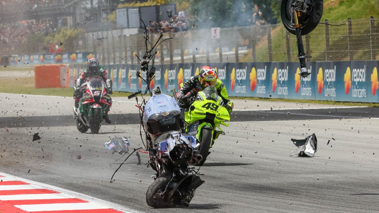 La motocicleta de Alex Márquez, piloto del Team Gresini Racing MotoGP, se vuelca y se desintegra frente a Fabio Di Giannantonio, del Team Pertamina Enduro VR46 Racing Team, tras el accidente de Márquez durante el Gran Premio de Cataluña de MotoGP de 2026 en el circuito de Montmeló, cerca de Barcelona. | Foto:DANIEL BALLARIN / AFP