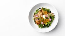 La receta otoñal con hongos, espinaca y huevo poché ideal para días fríos
