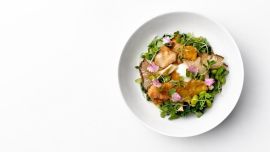 La receta otoñal con hongos, espinaca y huevo poché ideal para días fríos