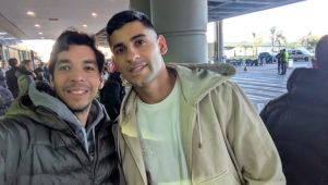 Cuti Romero en el aeropuerto