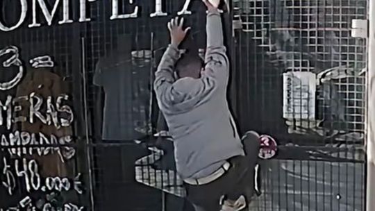 “Subió por las rejas y le apoyó un cuchillo en el pecho”: crece el miedo por robos en edificios de General Paz y Cofico