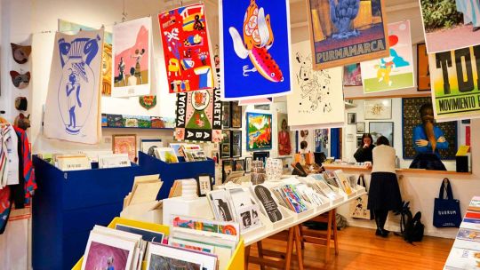 Obras de artistas emergentes, piezas decorativas y hasta perfumes: una galería accesible en pleno San Telmo