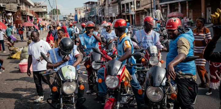 Conductores de mototaxis se congregan mientras esperan pasajeros en el mercado de Birere, cerca de la Petite Barriere en Goma. Se ha reportado el primer caso de infección por el virus del Ébola en Goma, una importante ciudad del este de la República Democrática del Congo, controlada por el grupo armado M23. La OMS declaró una alerta sanitaria internacional. Según cifras publicadas por la agencia de salud de la Unión Africana (Africa CDC), se han registrado 88 muertes probablemente causadas por el virus, de un total de 336 casos sospechosos.