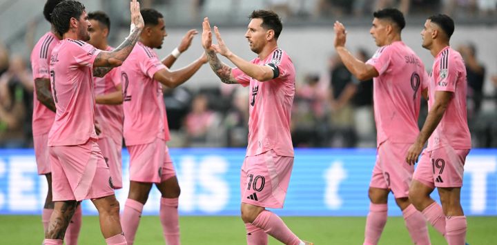 El delantero argentino Lionel Messi, número 10 del Inter Miami, celebra con sus compañeros tras marcar un gol durante un partido de la temporada regular de la Major League Soccer (MLS) entre el Inter Miami CF y el Portland Timbers en el Nu Stadium de Miami, Florida.