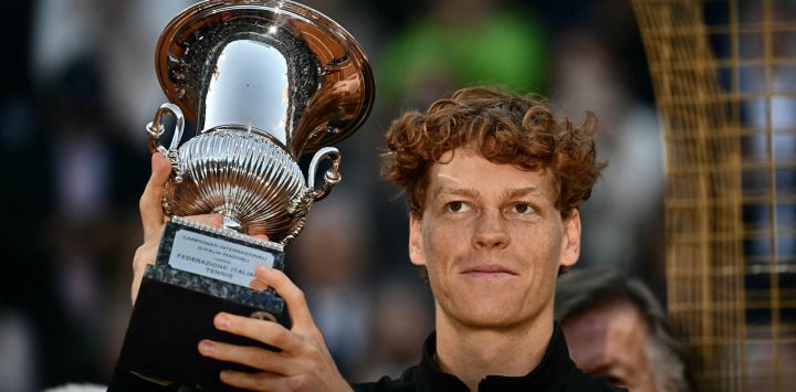El italiano Jannik Sinner sostiene el trofeo tras ganar la final masculina del torneo de tenis ATP Rome Open contra el noruego Casper Ruud en el Foro Itálico de Roma.