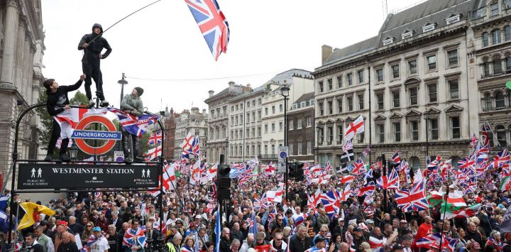 En Whitehall, simpatizantes del activista británico de extrema derecha Tommy Robinson, cuyo nombre real es Stephen Yaxley-Lennon, participan en una marcha organizada por Unite The Kingdom en el centro de Londres.