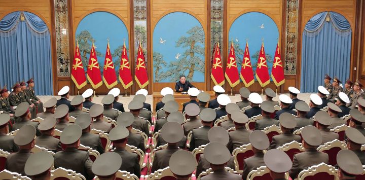 Esta fotografía, tomada y difundida por la Agencia Central de Noticias de Corea del Norte (KCNA), muestra al líder norcoreano Kim Jong Un (arriba, en el centro) hablando sobre temas militares clave durante una reunión de comandantes de las divisiones y brigadas de todo el ejército en la sede del Comité Central del Partido en Pyongyang.