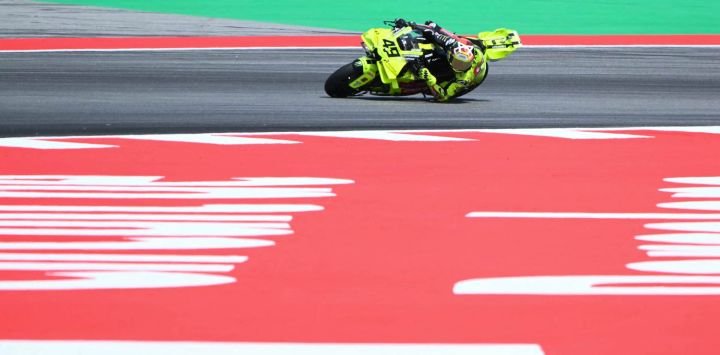 Fabio Di Giannantonio, del equipo Pertamina Enduro VR46 Racing Team, participa durante el Gran Premio de Moto GP de Cataluña de 2026 en el circuito de Cataluña en Montmeló, cerca de Barcelona.