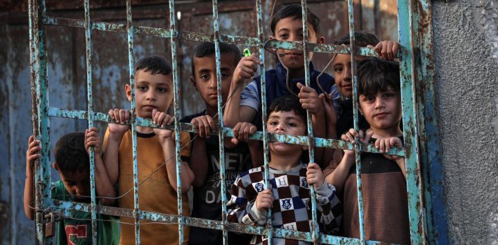 Imagen de niños palestinos desplazados en el campamento de refugiados de Al-Shati, en el oeste de la Ciudad de Gaza.