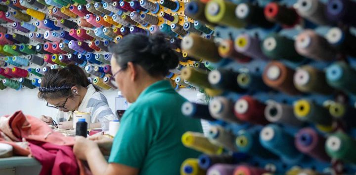 Imagen de trabajadoras creando muestras de vestimentas en un taller del Parque Industrial Creativo de Moda Chenfeng, en la ciudad de Kunshan, en la provincia de Jiangsu, en el este de China. Con el respaldo de importantes empresas textiles y de confección del país, Kunshan ha inaugurado el Parque Industrial Creativo de Moda Chenfeng, que actualmente alberga a casi 150 empresas del sector de la moda. Más de 30 marcas emergentes han sido incubadas allí.