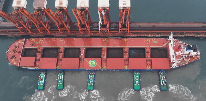 Imagen tomada con un dron del buque "Yuan Jian Hai", asistido por remolcadores, atracado en la terminal de mineral del Area Portuaria de Caofeidian, en el Puerto de Tangshan, en la provincia de Hebei, en el norte de China. El buque "Yuan Jian Hai" completamente cargado con 400.000 toneladas de mineral de hierro brasileño, atravesó con éxito una ruta de aguas profundas oficialmente reconocida por la Administración de Seguridad Marítima de China a principios de este año y atracó sin contratiempos en la terminal de mineral del área portuaria de Caofeidian, en el puerto de Tangshan.