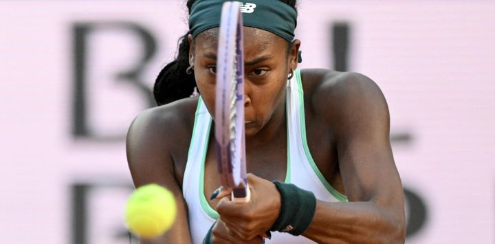 La estadounidense Coco Gauff regresa a la ucraniana Elina Svitolina durante la final del torneo de tenis WTA Open de Roma en el Foro Italico de Roma.