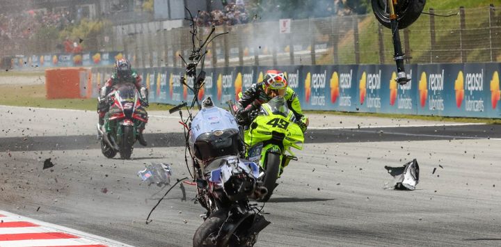 La motocicleta de Alex Márquez, piloto del Team Gresini Racing MotoGP, se vuelca y se desintegra frente a Fabio Di Giannantonio, del Team Pertamina Enduro VR46 Racing Team, tras el accidente de Márquez durante el Gran Premio de Cataluña de MotoGP de 2026 en el circuito de Montmeló, cerca de Barcelona.