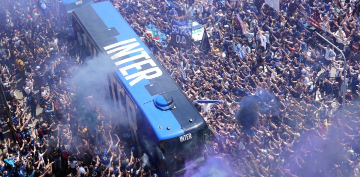 Los hinchas del Inter de Milán celebran la llegada del micro que transporta a los jugadores antes del partido de la Serie A italiana entre el Inter de Milán y el Hellas Verona en el estadio San Siro de Milán.