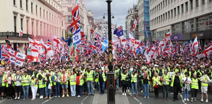 Simpatizantes del activista británico de extrema derecha Tommy Robinson, cuyo nombre real es Stephen Yaxley-Lennon, participan en una marcha organizada por Unite The Kingdom en el centro de Londres.