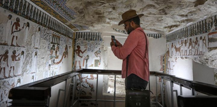 Un hombre visita la tumba perteneciente a un individuo llamado Amenhotep, también conocido como "Rabuia", ubicada en la ribera occidental de la Gobernación de Luxor, Egipto. El Ministerio de Turismo y Antigüedades de Egipto anunció nuevos importantes hallazgos arqueológicos realizados por una misión egipcia en la necrópolis de Draa Abul Naga, situada en la ribera occidental de Luxor, en el Alto Egipto.