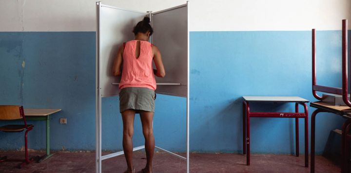 Una votante marca su boleta en un colegio electoral de Mindelo. Los caboverdianos comenzaron a elegir a sus parlamentarios en unas elecciones legislativas de resultado incierto en las que se enfrentarán cinco partidos, incluido el del primer ministro saliente, Ulisses Correia e Silva, que se presenta a un tercer mandato. En Cabo Verde, el sistema político es parlamentario. El partido que obtiene la mayoría de los votos en las elecciones legislativas elige al jefe de gobierno, quien domina el poder ejecutivo, mientras que el presidente (Jorge Maria Neves) actúa como árbitro.