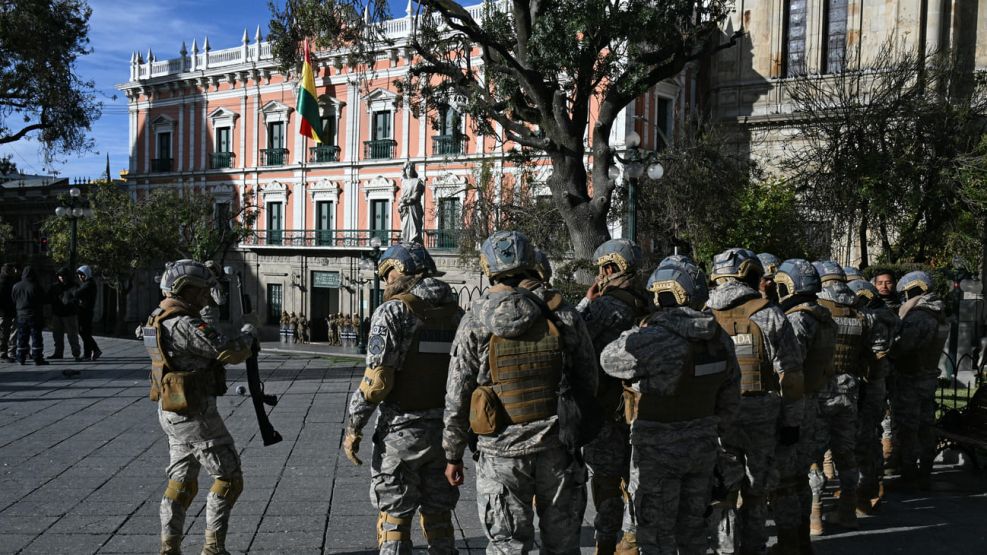 Soldados bolivianos vigilan el Palacio Quemado y la Plaza Murillo en La Paz