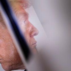 El presidente estadounidense Donald Trump habla con periodistas a bordo del Air Force One tras su partida del Aeropuerto Internacional de Pekín, de regreso a Estados Unidos. | Foto:BRENDAN SMIALOWSKI / AFP