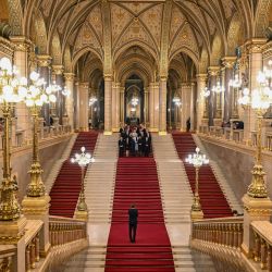 El primer ministro de Hungría, Peter Magyar, posa con sus ministros tras la ceremonia de juramento del gabinete en el Parlamento húngaro en Budapest. | Foto:ATTILA KISBENEDEK / AFP