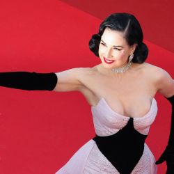 La bailarina de burlesque estadounidense Dita Von Teese llega a la proyección de la película "Amarga Navidad" en la 79ª edición del Festival de Cine de Cannes, en Cannes, al sur de Francia. | Foto:Valery Hache / AFP