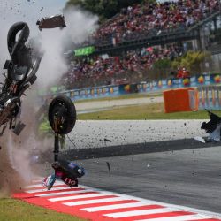 La motocicleta de Alex Márquez, piloto del equipo Gresini Racing de MotoGP, sale disparada por los aires tras sufrir un accidente durante el Gran Premio de Cataluña de MotoGP de 2026 en el circuito de Montmeló, cerca de Barcelona. | Foto:DANIEL BALLARIN / AFP