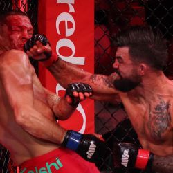 Los luchadores estadounidenses de artes marciales mixtas Nate Diaz y Mike Perry se enfrentan durante su combate estelar de peso wélter en el evento MVP MMA 1, celebrado en el Intuit Dome de Inglewood, California. | Foto:Patrick T. Fallon / AFP