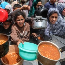 Palestinos reciben comida gratuita de una cocina comunitaria, en la Ciudad de Gaza. | Foto:Xinhua/Rizek Abdeljawad