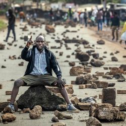 Un manifestante corea consignas antigubernamentales en una carretera bloqueada con piedras para impedir el paso del tráfico durante una huelga nacional de transporte por el aumento del precio del combustible en Nairobi. El transporte público quedó prácticamente paralizado y los manifestantes bloquearon carreteras en Kenia tras una huelga convocada por el aumento del precio del combustible provocado por la guerra en Oriente Medio. | Foto:LUIS TATO / AFP